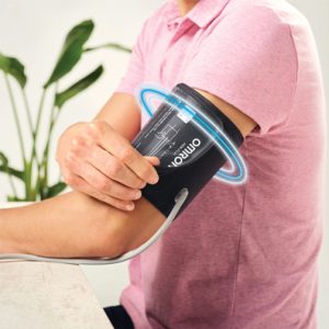Brazalete Intelli Wrap. Monitor X3 Comfort. La guía de colocación del brazalete indica si está bien puesto.